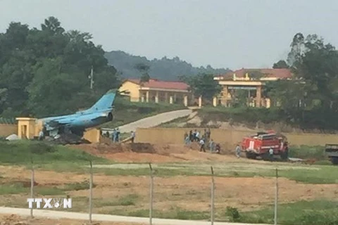 Máy bay quân sự khi hạ cánh đã chệch đường băng và đâm vào bức tường. (Ảnh: TTXVN phát) 