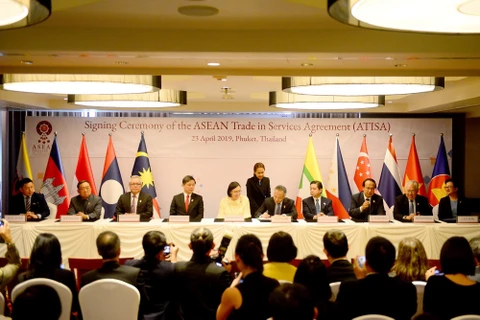 Thứ trưởng Bộ Công Thương Trần Quốc Khánh ký Hiệp định Thương mại Dịch vụ ASEAN (ATISA). (Ảnh: Ngọc Quang/TTXVN)