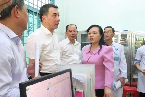 Bộ trưởng Bộ Y tế kiểm tra cơ sở vật chất của Trạm Y tế phường Tân Quý, quận Tân Phú - 1 trong 3 trạm y tế điểm tại Thành phố Hồ Chí Minh. (Ảnh: Đinh Hằng/TTXVN)