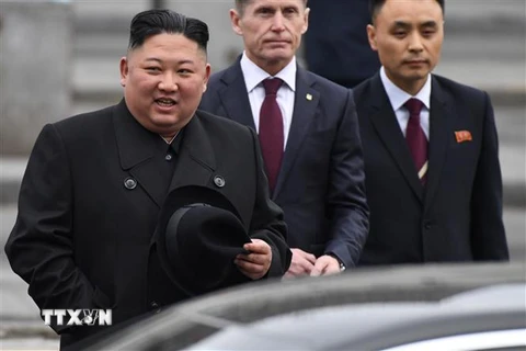 Nhà lãnh đạo Triều Tiên Kim Jong-un (trái) tại lễ đón ở nhà ga thuộc thành phố Vladivostok, Nga, ngày 24/4/2019. (Ảnh: AFP/ TTXVN)