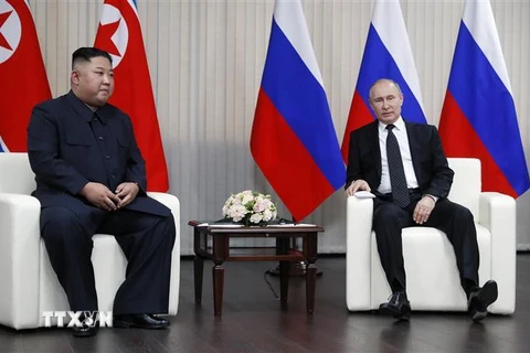 Tổng thống Nga Vladimir Putin (phải) trong cuộc gặp nhà lãnh đạo Triều Tiên Kim Jong-un (trái) tại Trường Đại học Liên bang Viễn Đông ở đảo Rusky thuộc Vladivostok ngày 25/4/2019. (Ảnh: AFP/TTXVN)