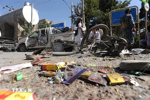 Hiện trường vụ đánh bom xe do phiến quân Taliban tiến hành tại tỉnh Herat. (Ảnh: AFP/TTXVN)