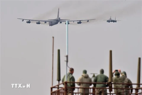 Máy bay B-52 Stratofortress (trái) của không quân Mỹ tại căn cứ không quân Osan ở Pyeongtaek, Hàn Quốc. (Ảnh: AFP/TTXVN)