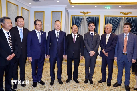 Thủ tướng Nguyễn Xuân Phúc tiếp lãnh đạo các doanh nghiệp hàng đầu của Trung Quốc. (Ảnh: Thống Nhất/TTXVN)