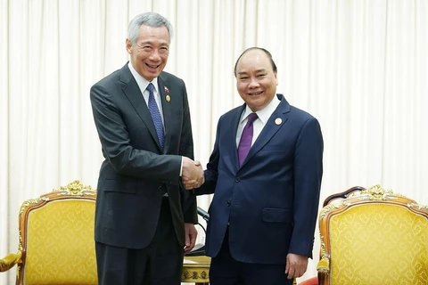 Thủ tướng Nguyễn Xuân Phúc hội kiến Thủ tướng Singapore Lý Hiển Long. (Ảnh: Thống Nhất/TTXVN)