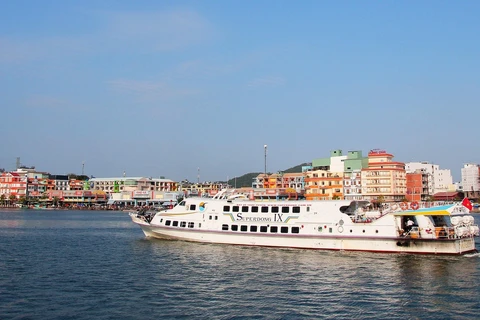 Tàu du lịch đưa du khách từ thành phố Hà Tiên ra tham quan Khu du lịch Quần đảo Hải Tặc (xã đảo Tiên Hải). (Ảnh: Hồng Đạt/TTXVN)