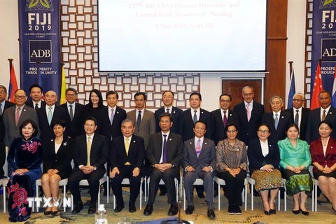  Các đại biểu chụp ảnh chung tại Hội nghị Bộ trưởng Tài chính ASEAN+3 ở Fiji ngày 2/5/2019. (Ảnh: YONHAP/TTXVN)