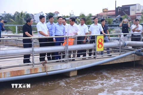 Bộ Trưởng Trần Hồng Hà và Đoàn công tác của Bộ Tài nguyên và Môi trường tại Nhà máy xử lý nước thải Sóng Thần 2. (Ảnh: Nguyễn Văn Việt/TTXVN)