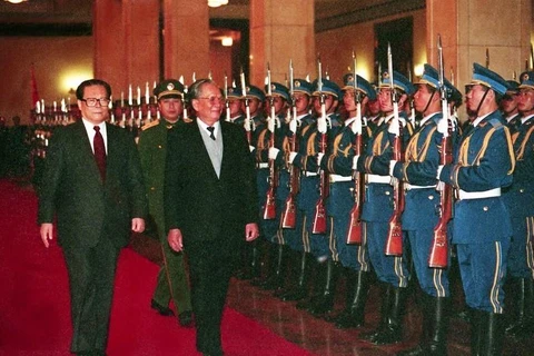 Chủ tịch nước Lê Đức Anh và Chủ tịch Trung Quốc Giang Trạch Dân duyệt đội danh dự tại Lễ đón ở Đại Lễ đường nhân dân, thủ đô Bắc Kinh, ngày 9/11/1993, trong chuyến thăm hữu nghị chính thức Trung Quốc từ 9-15/11/1993. (Ảnh: Cao Phong/TTXVN)