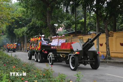 Đoàn xe tang nguyên Chủ tịch nước, Đại tướng Lê Đức Anh đi qua đường Nguyễn Tri Phương cổng Bộ Quốc phòng (ảnh chụp lúc 11 giờ 40 phút). (Ảnh: Thành Đạt /TTXVN)