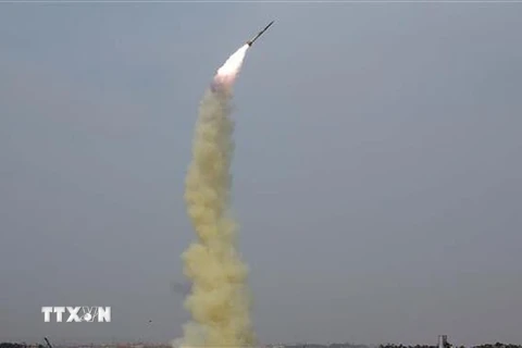 Một vụ thử tên lửa dẫn đường kiểu mới của Triều Tiên tại một địa điểm không xác định. (Ảnh: AFP/TTXVN)