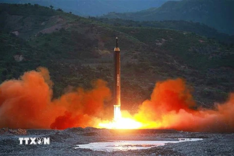 Tên lửa đạn đạo tầm trung Hwasong-12 của Triều Tiên được phóng thử từ một địa điểm bí mật vào năm 2017. (Ảnh: Yonhap/ TTXVN)