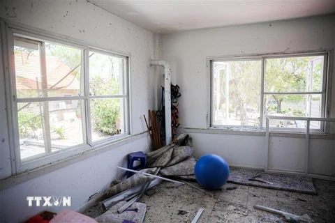 Một ngôi nhà bị hư hại sau khi trúng rocket được phóng từ dải Gaza vào miền nam Israel ngày 4/5. (Ảnh: THX/TTXVN)