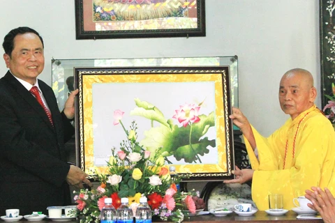 Hòa thượng Thích Đức Thanh trao tặng tranh cho Chủ tịch Ủy ban Trung ương MTTQ Việt Nam Trần Thanh Mẫn. (Ảnh: Mai Trang-TTXVN)