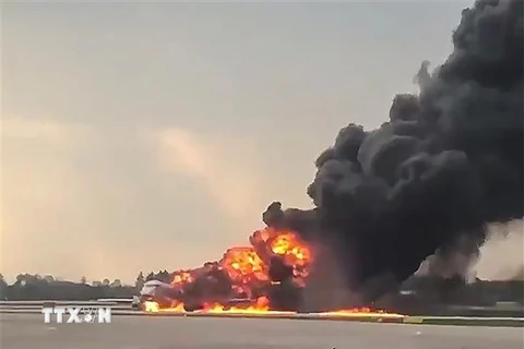 Máy bay chở khách bốc cháy dữ dội tại sân bay Sheremetyevo, Nga ngày 5/5/2019. (Ảnh: AFP/TTXVN)