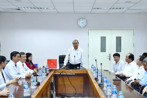Thủ tướng Nguyễn Xuân Phúc nói chuyện với tập thể giáo sư, bác sỹ Bệnh viện Đa khoa Đồng Nai. (Ảnh: Thống Nhất/TTXVN)