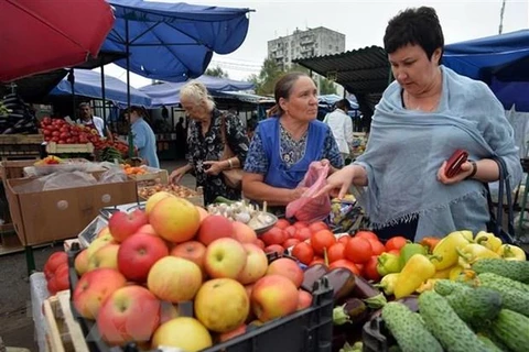 Người dân mua rau quả tại chợ ở thủ đô Moskva, Nga. (Ảnh: AFP/TTXVN)