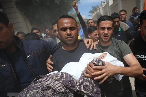 Một em bé Palestine thiệt mạng trong vụ không kích của Israel xuống dải Gaza ngày 5/5. (Nguồn: THX/TTXVN)