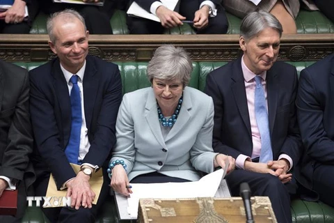Thủ tướng Anh Theresa May (giữa) và Phó Thủ tướng Anh David Lidington (trái) tại một phiên họp của Hạ viện ở London, ngày 25/3/2019. (Ảnh: AFP/TTXVN)