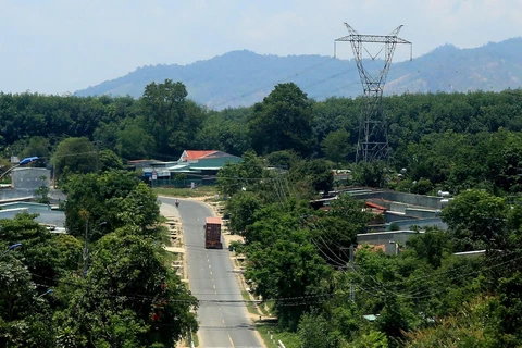 Đường dây 500kV đi qua địa bàn tỉnh Kon Tum. (Ảnh: Ngọc Hà/TTXVN)