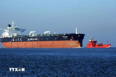 Tàu thuyền qua lại Eo biển Hormuz. (Ảnh: Offshore Technology/ TTXVN)