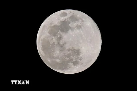 Mặt trăng nhìn từ Los Angeles, Mỹ, ngày 20/3/2019. (Ảnh: AFP/ TTXVN)