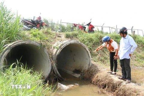 Những chất bẩn còn đọng lại của nước thải từ xe bồn xả xuống cống trên địa bàn xã Hướng Thọ Phú. (Ảnh: Trần Thanh Bình/TTXVN)