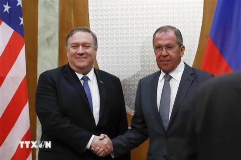 Ngoại trưởng Nga Sergei Lavrov (phải) trong cuộc gặp Ngoại trưởng Mỹ Mike Pompei tại Sochi (Nga) ngày 14/5/2019. (Ảnh: AFP/TTXVN)