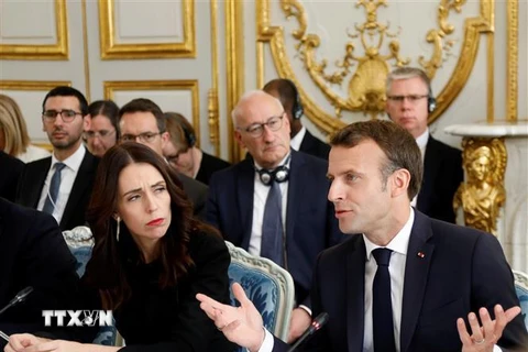 Tổng thống Pháp Emmanuel Macron (phải) và Thủ tướng New Zealand Jacinda Ardern (trái) tại cuộc họp ở Paris ngày 15/5/2019. (Ảnh: AFP/TTXVN)