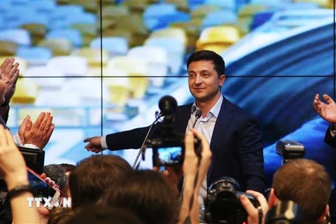 Ông Volodymir Zelensky (thứ 2, phải) bên những người ủng hộ sau khi kết quả thăm dò cuộc bầu cử Tổng thống được công bố, ở Kiev ngày 21/4/2019. (Ảnh: THX/TTXVN)