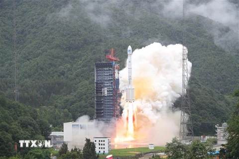 Tên lửa đẩy Trường Chinh-3B mang theo 2 vệ tinh Bắc Đẩu-3 rời bệ phóng ở Tứ Xuyên, Trung Quốc ngày 29/7. (Ảnh: THX/TTXVN)