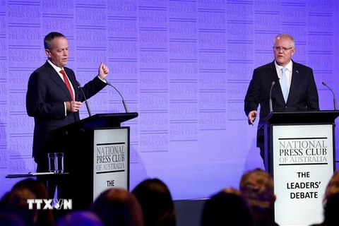 Thủ tướng Australia Scott Morrison (phải) và lãnh đạo đối lập Bill Shorten tại cuộc tranh luận trong chiến dịch vận động bầu cử liên bang ở Canberra ngày 8/5/2019. (Ảnh: AFP/ TTXVN)