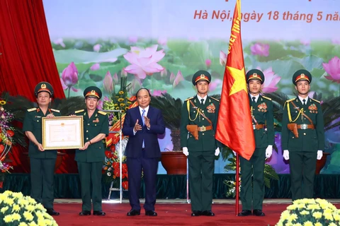 Thủ tướng Nguyễn Xuân Phúc trao tặng Huân chương Bảo vệ Tổ quốc hạng Nhất cho Binh đoàn 12. (Ảnh: Thống Nhấ/TTXVN)