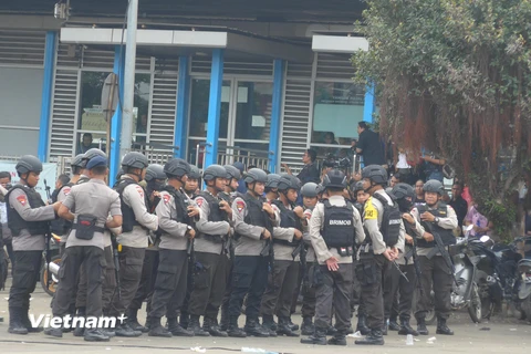 Cảnh sát chống Indonesia tại hiện trường một vụ khủng bố ở Jakarta. (Ảnh: Đỗ Quyên/Vietnam+)