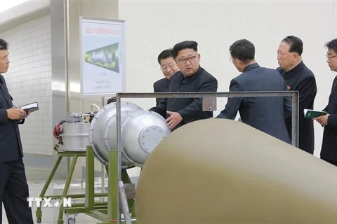 Nhà lãnh đạo Triều Tiên Kim Jong-un (thứ 4, phải) thị sát một cơ sở hạt nhân của nước này tại Bình Nhưỡng ngày 3/9/2017. (Ảnh: Reuters/ TTXVN)