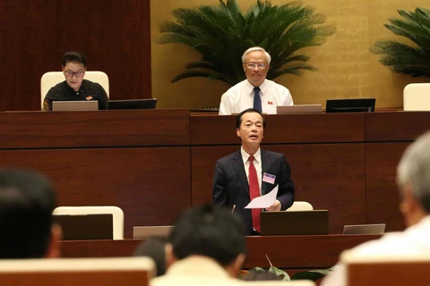 Bộ trưởng Bộ Xây dựng Phạm Hồng Hà phát biểu giải trình, làm rõ một số vấn đề Đại biểu Quốc hội nêu. (Ảnh: Văn Điệp/TTXVN)
