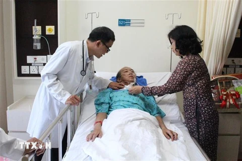 Các bác sỹ Bệnh viện Quốc tế City Thành phố Hồ Chí Minh thăm khám cho bệnh nhân Oum Sokunm. (Ảnh: TTXVN phát)