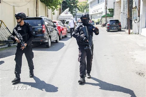 Cảnh sát Indonesia tuần tra tại Surabaya. (Ảnh: AFP/TTXVN)