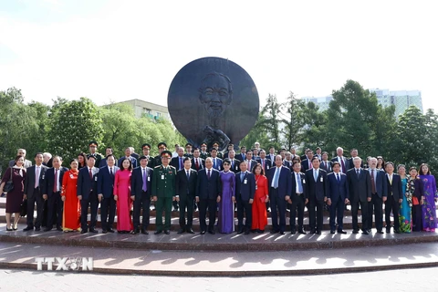 Thủ tướng Nguyễn Xuân Phúc cùng các thành viên Đoàn đại biểu cấp cao Việt Nam chụp ảnh lưu niệm trước Tượng đài Chủ tịch Hồ Chí Minh ở Thủ đô Moskva. (Ảnh: Thống Nhất/TTXVN)