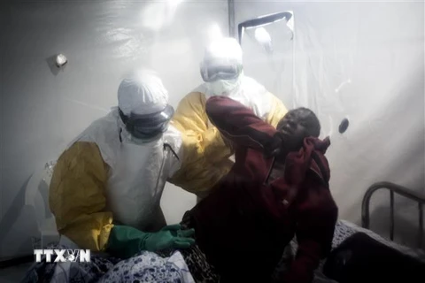 Nhân viên y tế hỗ trợ người nhiễm virus Ebola tại Trung tâm chăm sóc y tế khẩn cấp ở Beni, CHDC Congo ngày 15/8/2018. (Ảnh: AFP/TTXVN)