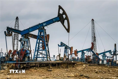 Một cơ sở khai thác dầu ở ngoại ô Baku, Azerbaijan, ngày 19/3/2019. (Ảnh: AFP/ TTXVN)