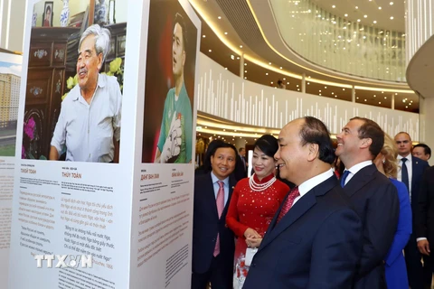Thủ tướng Nguyễn Xuân Phúc và Thủ tướng Dmitri Medvedev và Phu nhân thăm triển lãm. (Ảnh: Thống Nhất/TTXVN)