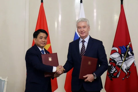 Chủ tịch UBND Thành phố Hà Nội Nguyễn Đức Chung và Thị trưởng Thành phố Moskva Sergey Sobyanin ký kết Biên bản ghi nhớ hợp tác. (Ảnh: Dương Trí/TTXVN)