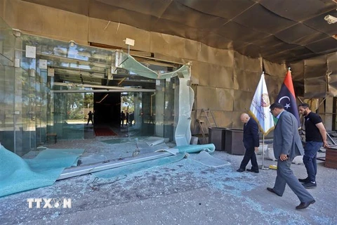 Trung tâm hội nghị Rixos ở Tripoli, nơi là mục tiêu không kích của lực lượng tự xưng Quân đội Quốc gia Libya do Tướng Khalifa Haftar dẫn đầu, ngày 24/5/2019. (Ảnh: AFP/TTXVN)