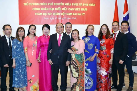 Thủ tướng Nguyễn Xuân Phúc, Phu nhân và cộng đồng người Việt Nam tại Vương quốc Na Uy. (Ảnh: Thống Nhất/TTXVN)