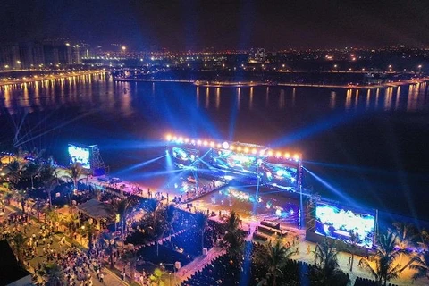 Bữa đại tiệc âm nhạc sôi động trên sân khấu nổi giữa mặt hồ mang lại trải nghiệm đẳng cấp cho những cư dân đầu tiên của thành phố biển hồ giữa lòng Hà Nội.
