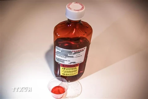Chai thuốc oxycodone nước, một dạng giảm đau opioid. (Ảnh: AFP/TTXVN)