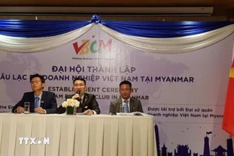 Đoàn chủ tịch Đại hội thành lập Câu lạc bộ Doanh nghiệp Việt Nam tại Myanmar. (Ảnh: TTXVN phát)