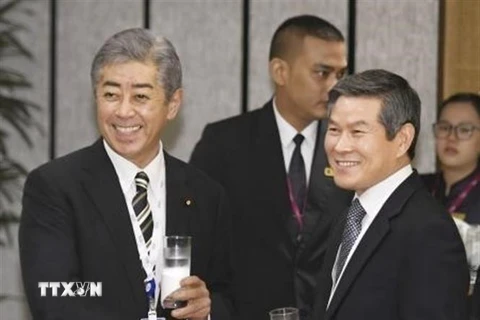Bộ trưởng Quốc phòng Nhật Bản Takeshi Iwaya (trái) và Bộ trưởng Quốc phòng Hàn Quốc Jeong Kyeong-doo tại cuộc gặp bên lề Đối thoại Shangri-La lần thứ 18 ở Singapore ngày 1/6/2019. (Ảnh: Kyodo/ TTXVN)