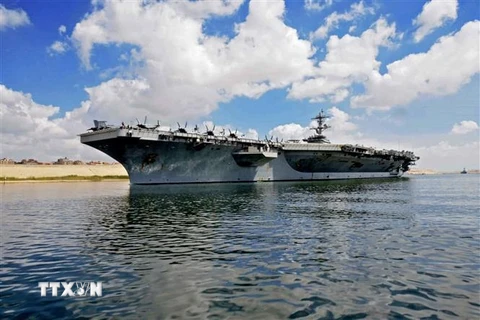 Tàu sân bay USS Abraham Lincoln của Mỹ thả neo ở kênh đào Suez, ngoài khơi thành phố Ismailia, phía đông Cairo (Ai Cập) trong bối cảnh căng thẳng gia tăng với Iran, ngày 9/5/2019. (Ảnh: AFP/TTXVN)